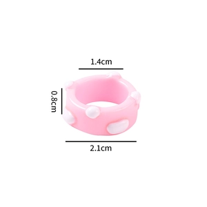 Bague en résine rose à pois blancs montrant les dimensions : diamètre interne 1,4cm, largeur 0,8cm