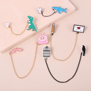 Set di spille smaltate creative con squalo dinosauro e telefono su catene metalliche