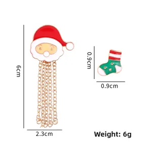 Dettaglio della spilla di Babbo Natale con nappe dorate e calzino con misure precise