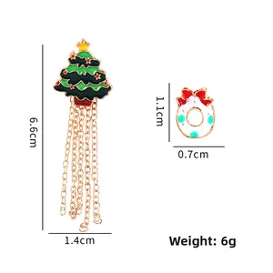 Dettaglio degli orecchini di Natale asimmetrici con misure e peso specifico di 6g