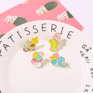 Set de broches émaillées avec champignon, cactus, moto et baleine sur assiette