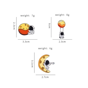 Lot de pins émaillés astronaute avec motifs lune et planète et dimensions incluses