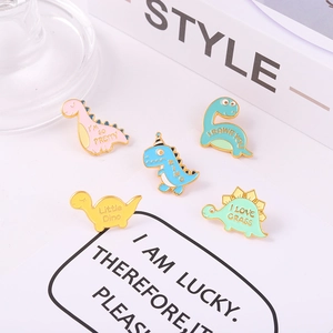 Lot de cinq broches dinosaures en émail avec citations mignonnes sur fond blanc pur