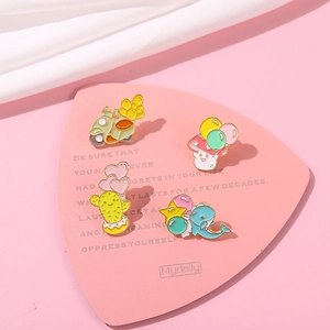 Détail de quatre épingles en émail de dessin animé mignon avec motifs de ballons