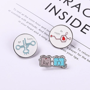 Set di tre spille smaltate scientifiche con strutture molecolari Be Happy e Be Lucky