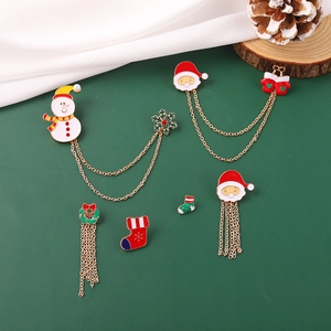 Set di spille natalizie in stile giapponese con pupazzo di neve e Babbo Natale su sfondo verde
