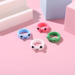 Lot de quatre bagues mignonnes en résine grenouille en rose, blanc, bleu et vert