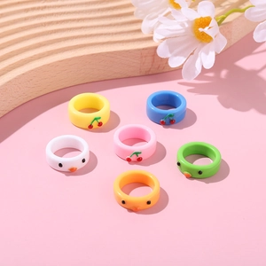 Lot de 6 bagues colorées en résine avec motifs poussin et cerise sur fond rose