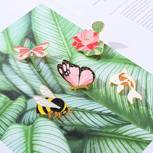Lot de cinq broches en émail avec libellule papillon et badges de carpe koi