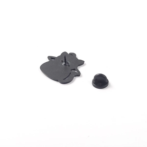 Détail de l'arrière de l'épinglette en émail noir mat avec aiguille et fermoir en caoutchouc