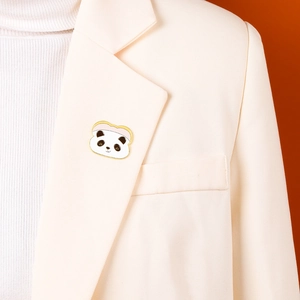 Broche panda toast mignonne en émail sur revers de costume avec bordure dorée