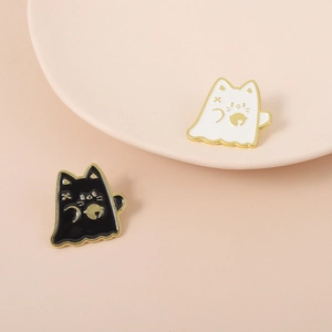 Pins émaillés chats fantômes noir et blanc avec bordure dorée et grelots sur plateau