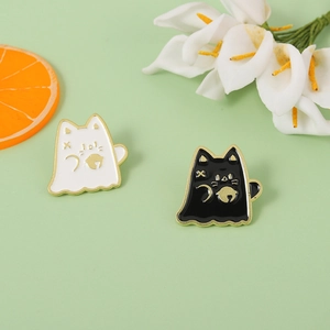 Mignonnes épingles en émail de chat fantôme noir et blanc avec bordures dorées