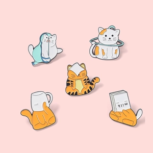 Vue détaillée de cinq broches chat en émail aux poses ludiques et couleurs vives