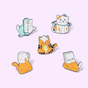Détail de pin's chat en émail avec motifs de plongée, boîte de lait et tasse