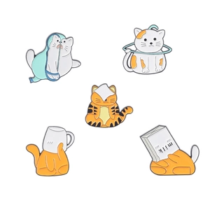 Lot de cinq épingles émaillées mignonnes avec des chats dans des tasses et boîtes