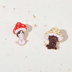Broches en émail représentant des filles champignons avec des chapeaux à pois colorés