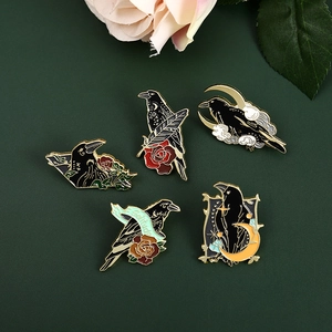 Lot de cinq épingles en émail corbeau gothique avec plumes noires et roses sur fond vert