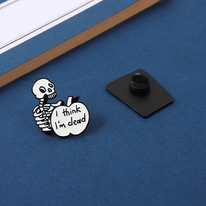 Détail de l'épinglette en émail squelette 'I think I'm dead' avec son attache en caoutchouc