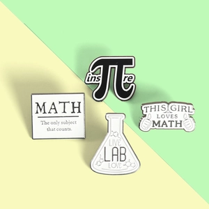 Dettaglio di quattro spille smaltate a tema matematico con design del simbolo pi