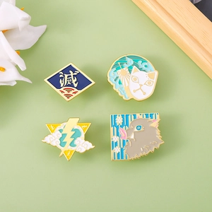 Pins émaillés animés avec masque de slayer et icônes de sanglier sur fond vert