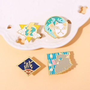 Détails de quatre pin's en émail anime avec masque de renard et motifs de sanglier