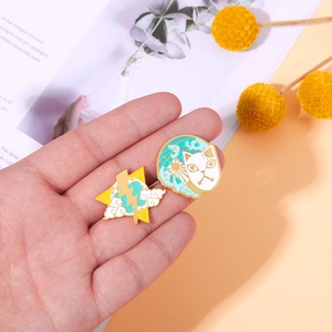 Broches en émail métallique de style anime japonais avec motifs de nuage et masque de renard