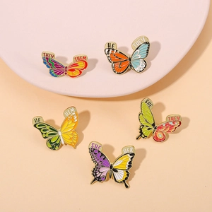 Détails de broches papillon colorées en émail avec les pronoms HE HIM et SHE HER