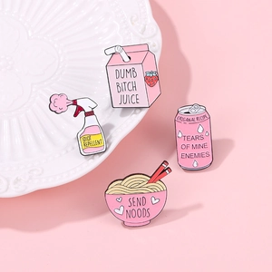 Dettaglio di spille in smalto rosa in lega con cartone di succo e ciotola di ramen