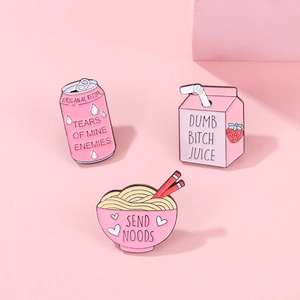 Set di spille in smalto rosa con succo di fragola, ciotola di ramen e lattine