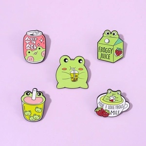 Detail von fünf Frosch-Emaille-Anstecknadeln inklusive Soda-Dosen und Teetassen