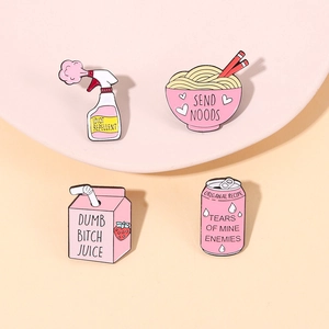 Spille in Smalto Rosa a Cartone Animato Umoristiche Latte Fragola Tagliatelle Bottiglia Spray Spilla in Lega Distintivo Accessorio Estetico