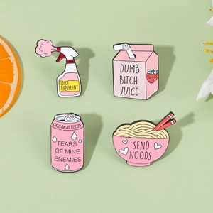 Set di quattro spille in smalto rosa con spray, succo di frutta, lattina e ciotola di ramen