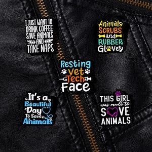 Gros plan de cinq badges en émail colorés pour vétérinaires sur une veste en cuir