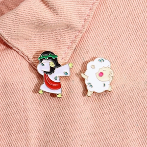 Detailansicht der niedlichen Emaille-Anstecknadeln mit dabbing Cartoon-Figur und Schaf