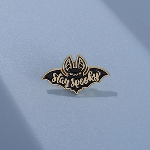 Broche chauve-souris en émail style gothique avec texte Stay Spooky et alliage doré