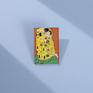 Broche en émail artistique représentant Le Baiser de Klimt sur un fond bleu clair