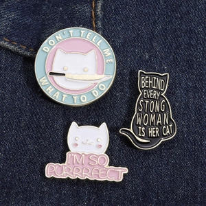 Set di tre spille in smalto a forma di gatto con gatto nero e citazioni su tessuto denim