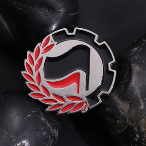 Insigne rond émaillé Antifa avec drapeaux rouge et noir et branche de laurier argentée