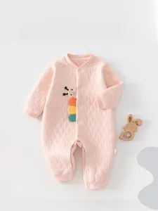 Détail de la barboteuse matelassée rose pour bébé avec broderie et boutons pression