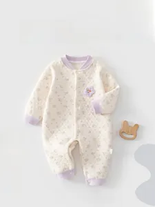 Détail d'une grenouillère pour bébé en coton matelassé à fleurs et boutons-pression