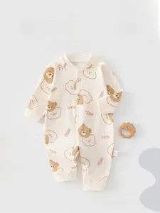 Nahaufnahme des Baby-Stramplers mit Baumwolltextur, Bären-Drucken und vorderen Knöpfen