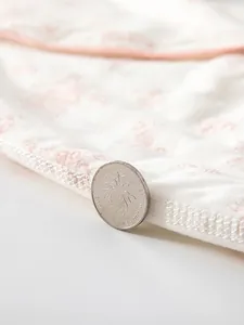 Barboteuse d'hiver épaisse pour bébé avec motif floral et tissu chaud et soyeux