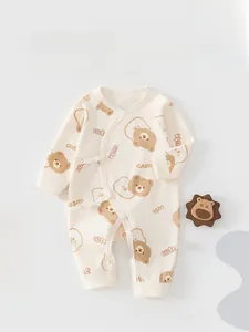 Détail d'une barboteuse en coton pour bébé avec imprimé ours et fermeture à nouer