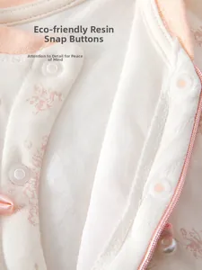 Détail des boutons pressions en résine écologique sur une barboteuse bébé à fleurs