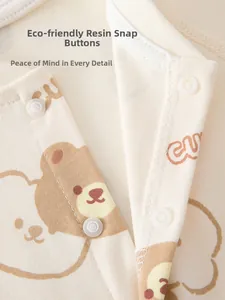 Detail der umweltfreundlichen Druckknöpfe und Bärenprint auf dem Baumwoll-Baby-Strampler