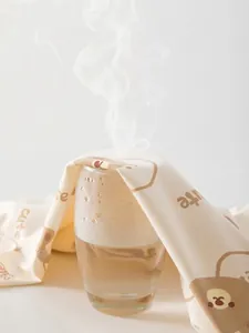 Barboteuse bébé en coton respirant avec imprimé ours montrant la perméabilité à l'air