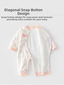 Détail d'une grenouillère pour bébé à fleurs avec boutons pressions diagonaux pratiques