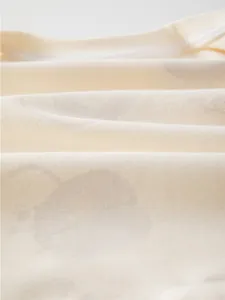 Detailaufnahme von weichem atmungsaktivem Baumwollstoff für Babys mit sanftem Druck