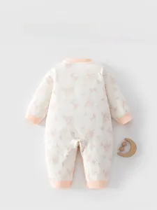 Détail du dos d'une barboteuse pour bébé en coton doux avec motifs floraux et bords roses